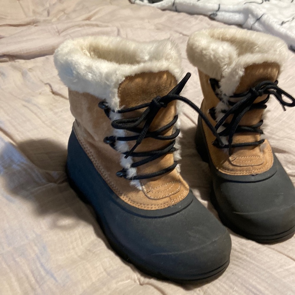 Sorel SNOW ANGEL waterproof warm thinsulate size 9 boots. So cute and cozy!